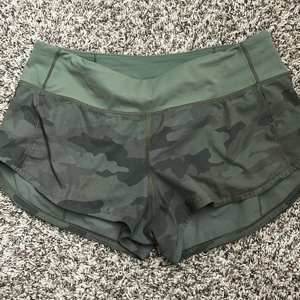 Lululemon Athletica Speed Up Green Camo Athletic Shorts Low-rise 2.5 inseam sz 6